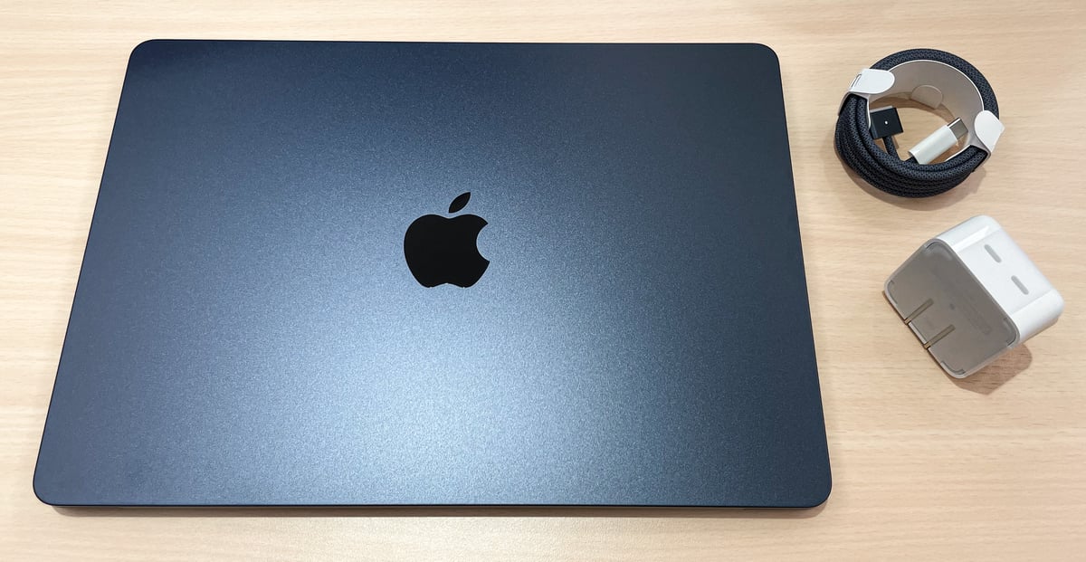 MacBook Air 午夜色與配件
